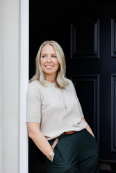 Portrait of Author Hannah Richell